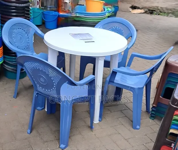 Plastic Garden 4 Chair and Round Table Set - 1