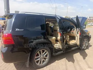Toyota Land Cruiser 4.5 V8 DLX 2012 Nyeusi