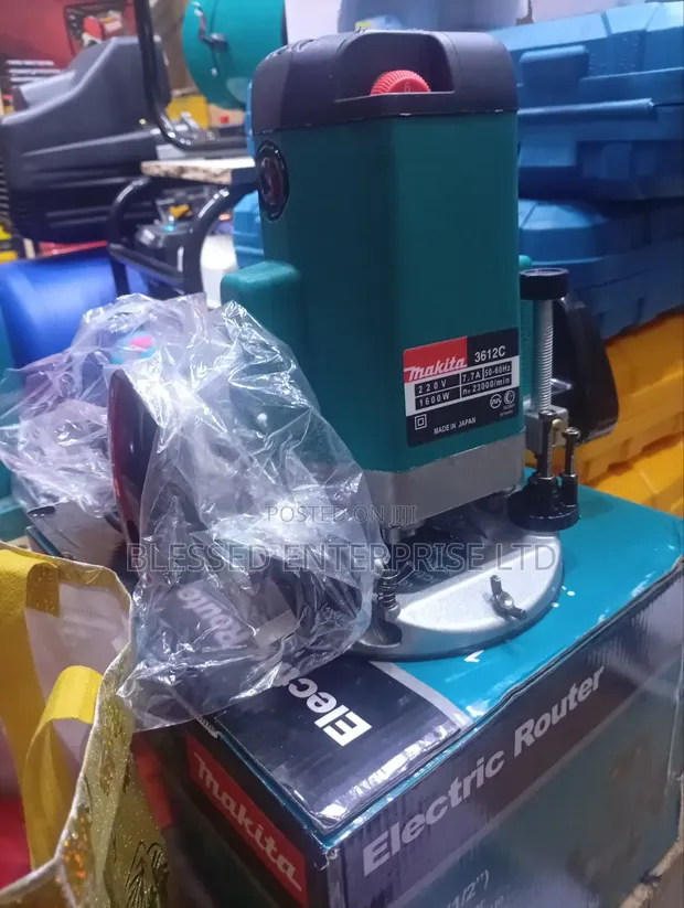 Makita 1600W 12mm Electric Router - 1