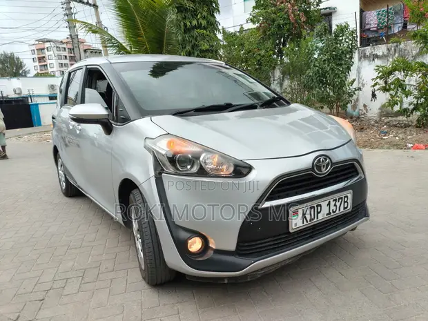 Toyota Sienta 2016 Silver - 1