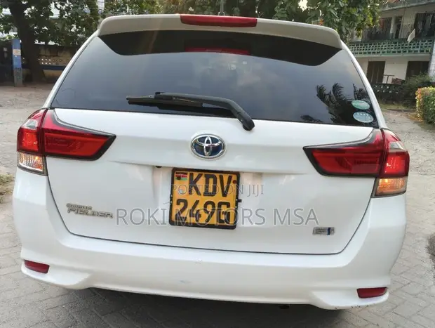 Toyota Corolla Fielder Hybrid 2018 - 1