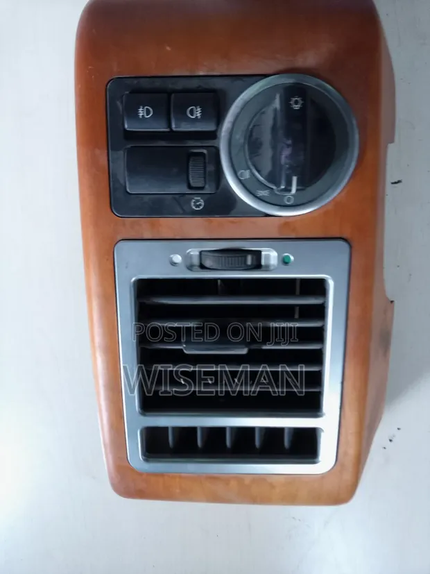 Range Rover Vogue Headlights / Air Duct Switch Compartment - 1