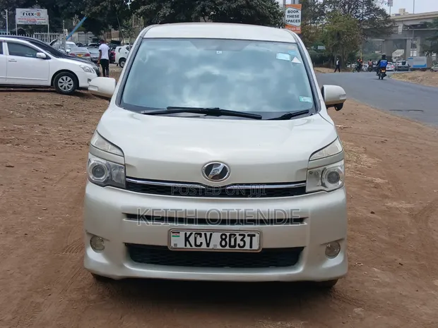 Toyota Noah 2.0 143hp FWD (7 Seater) 2012 Gold - 1