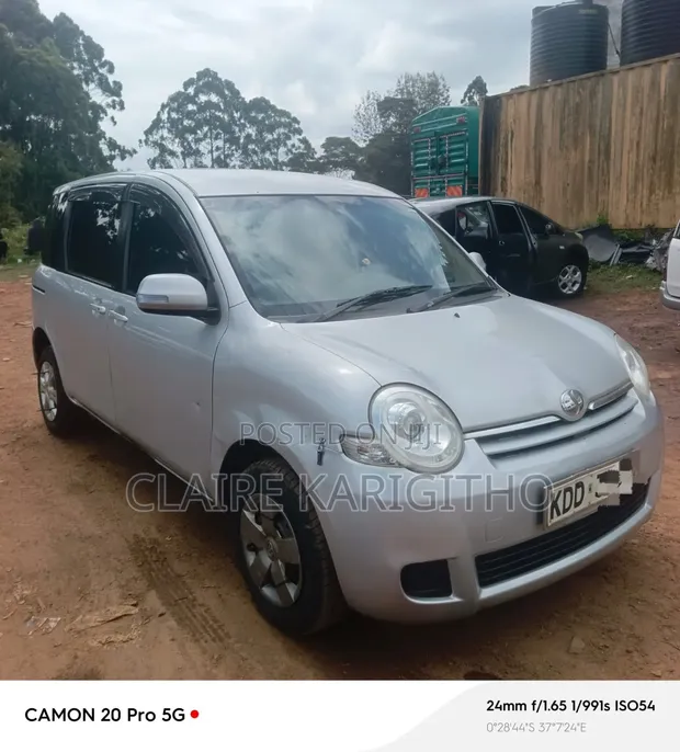 Toyota Sienta 2014 Silver - 1