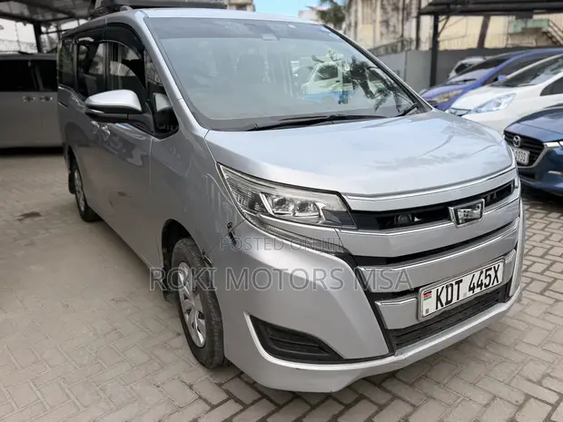 Toyota Noah 2017 Silver - 1