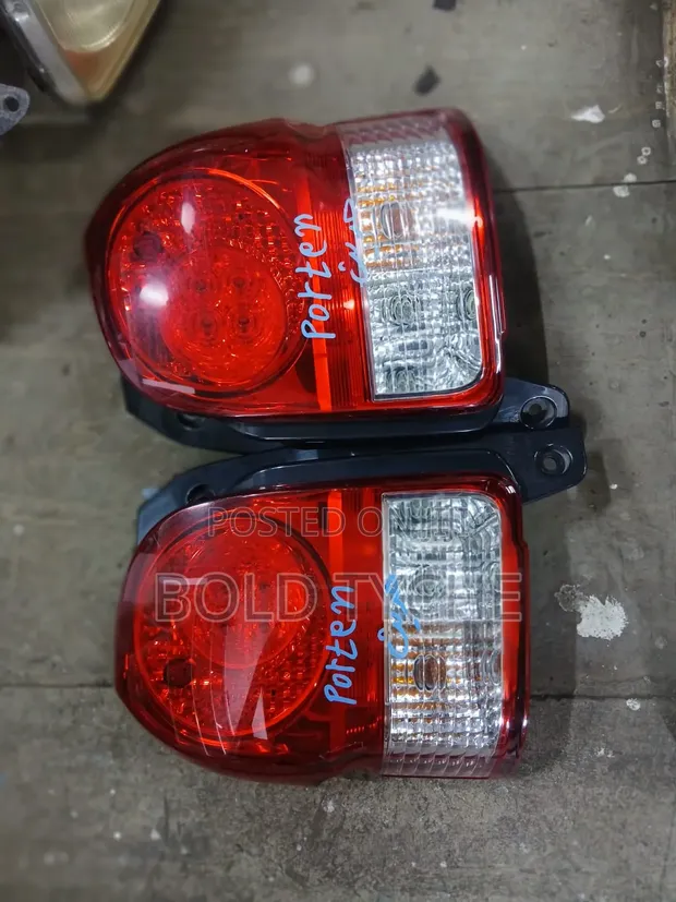 Toyota Porte Taillight (Used) - 1