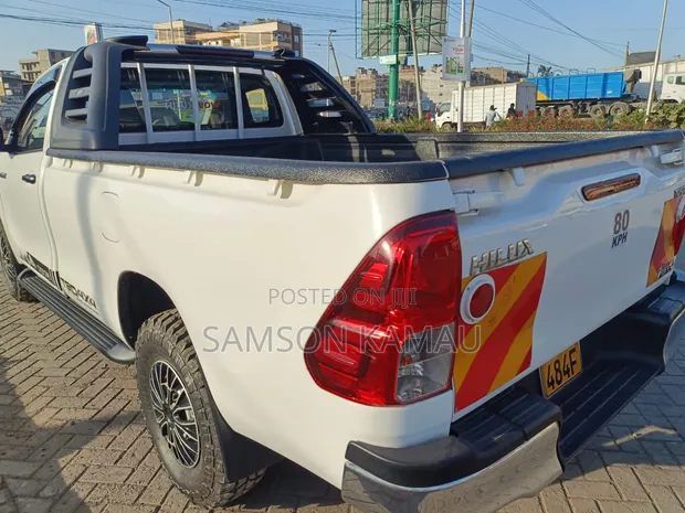 Toyota Hilux 2018 White - 1