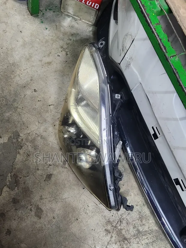 Toyota Isis Headlight 2012 - 1