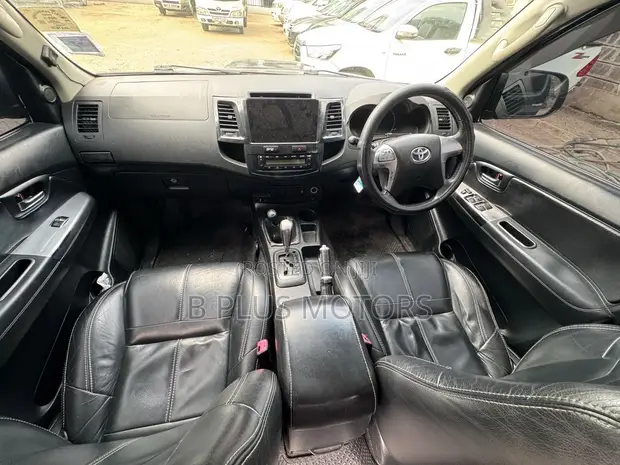 Toyota Hilux Invincible 2014 Facelift - 1