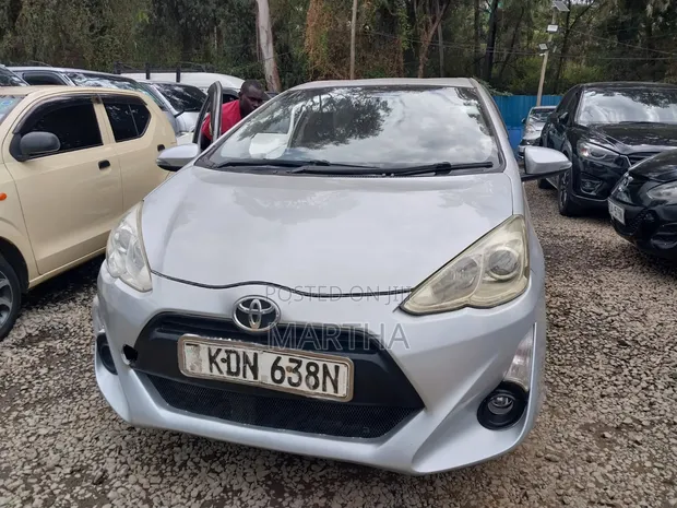 Toyota Aqua 2016 Silver - 1