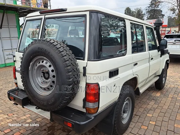 Toyota Land Cruiser 2024 Nyeupe Mpya - 1