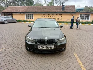 BMW 318i 2010 Nyeusi