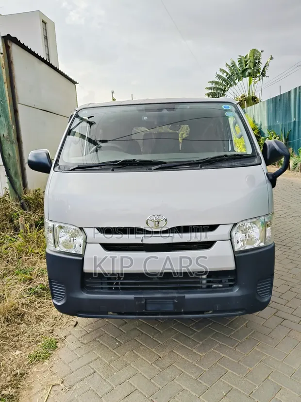 Toyota HiAce 2019 Nyeupe - 1