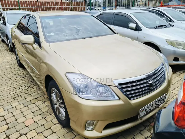 Toyota Crown 2010 Gold - 1