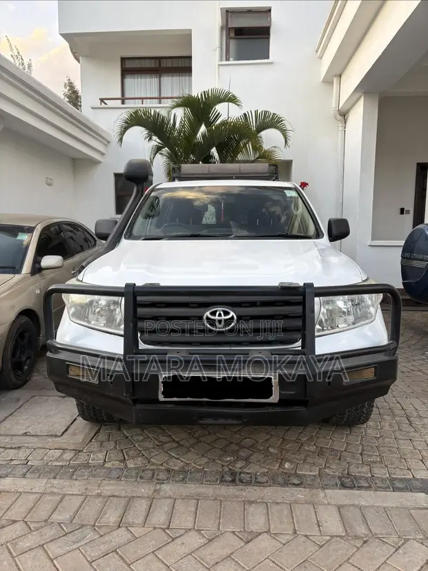 Toyota Land Cruiser GXR 2011 Nyeupe - 1