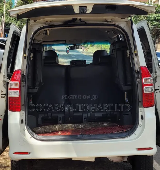 Toyota Noah 2012 - 1