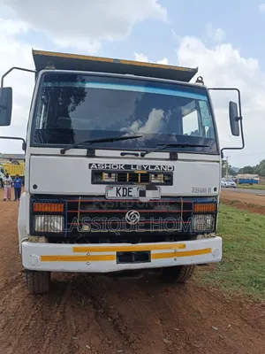 Truk la Ashok Leyland Tipper 2014 Nyeupe