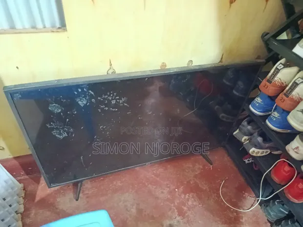 LG TV 49-Inch - Skrini Imevunjika - 1
