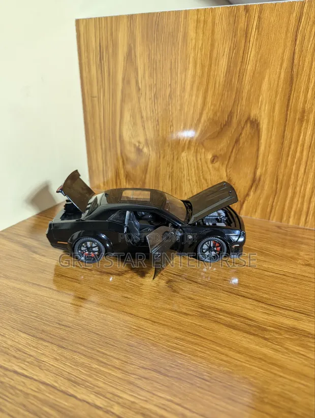 Gari la Die Cast la 1:24 Dodge Challenger SRT Hellcat - 1