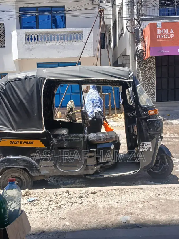 Bajaj Tuk-Tuk 2019 Black - 1
