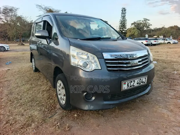 Toyota Noah 2.0 143hp AWD (8 Seater) 2013 Gray - 1