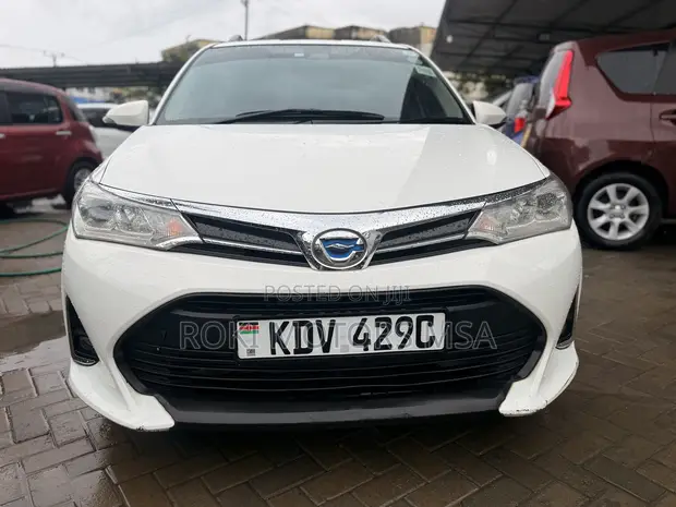 Toyota Corolla Fielder 2018 Hybrid White - 1
