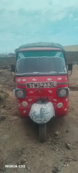 Piaggio 2019 Nyekundu Tatu-Wheeler