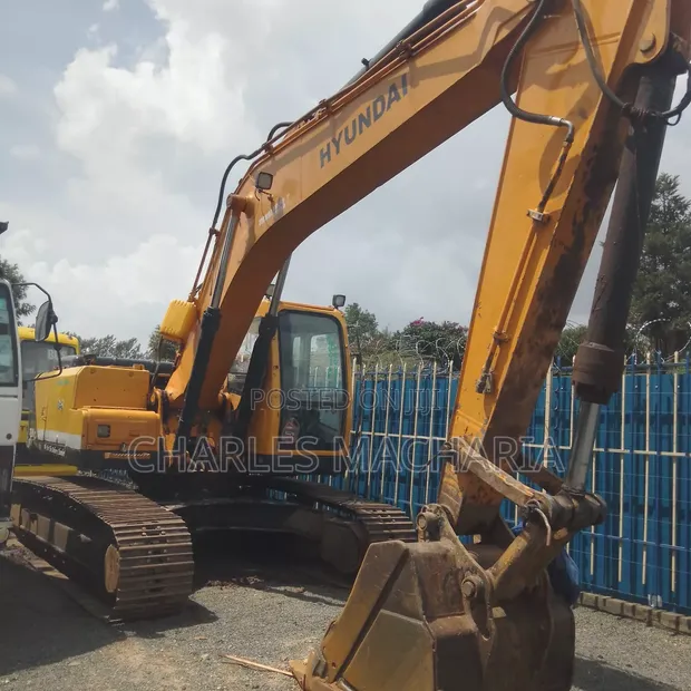 Hyundai 220LC Excavator - 2010 - 1