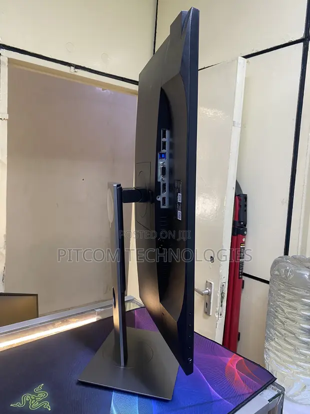 Dell 24-inch Monitor Edge-to-Edge - 1