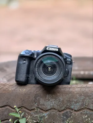 Canon 90D DSLR Camera with 18-135mm Lens