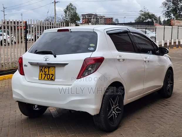 Toyota Vitz 1.3 AWD 5dr 2013 Nyeupe - 1
