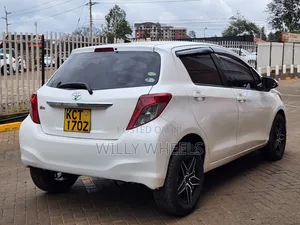 Toyota Vitz 1.3 AWD 5dr 2013 Nyeupe