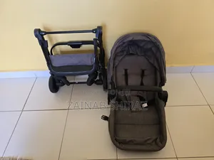 Stroller ya Mtoto - Imetumika, Hali Nzuri