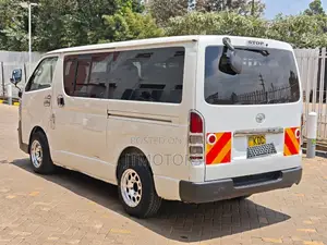 Toyota HiAce Commuter DX 2013