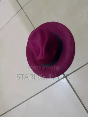 Kofia ya Fedora ya Maroon yenye Upana wa Brim