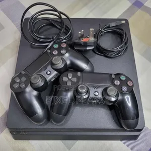 Playstation 4 Slim Used + 2 Pads + 1 Game