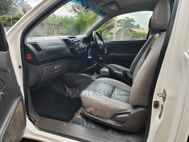 Toyota Hilux 2014 White - 1