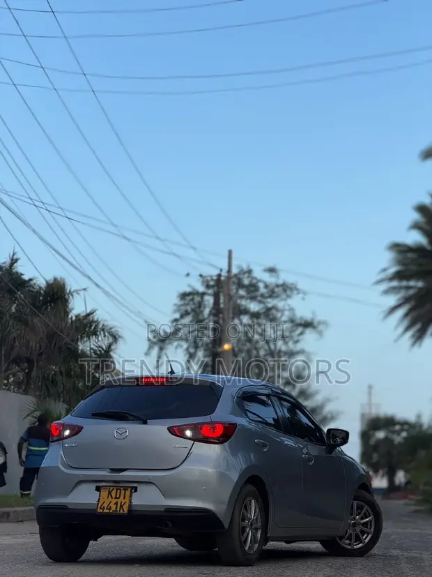 Mazda 2 2019 Gray - 1