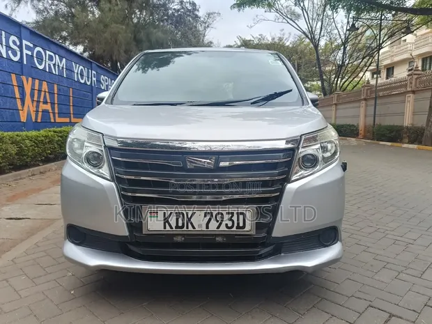 Toyota Noah 2.0 AWD 7 Seater 2015 Silver - 1