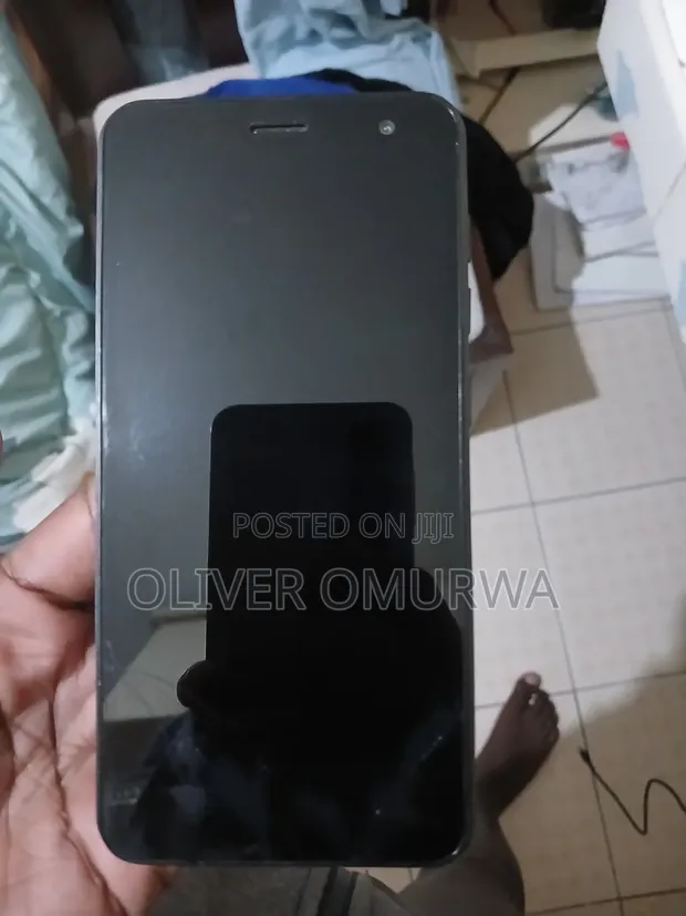 Neon Ultra 32GB Black (Cracked Screen) - 1