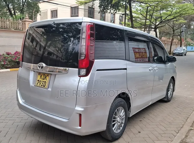 Toyota Noah 2.0 FWD (8 Seater) 2015 Silver - 1