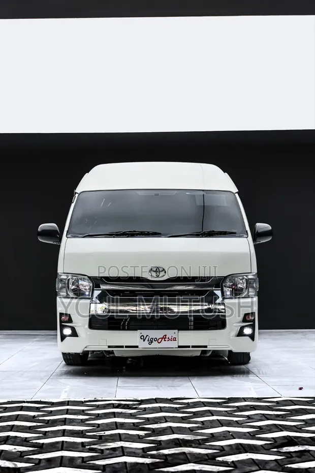 Toyota Grand HiAce 2002 White - 1