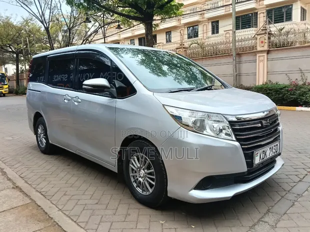 Toyota Noah 2.0 FWD (8 Seater) 2015 Silver - 1