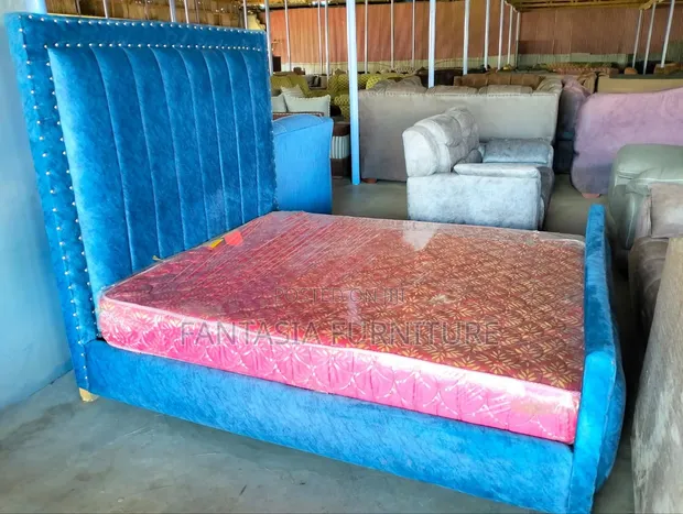 5x6 Chesterfield Bed with Blue Velvet Upholstery - 1