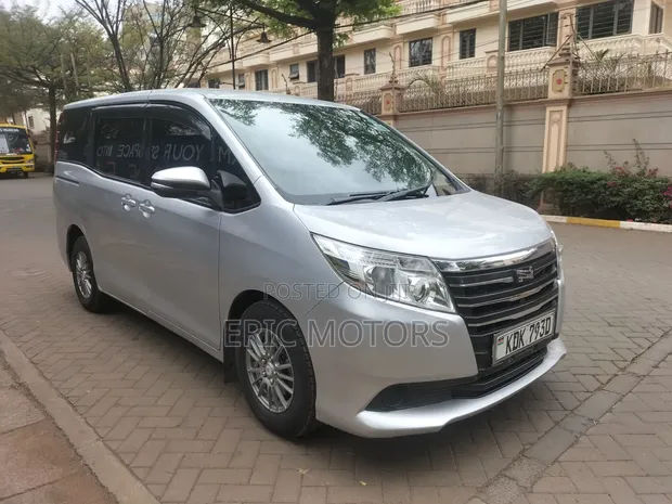 Toyota Noah 2015 Silver - 1