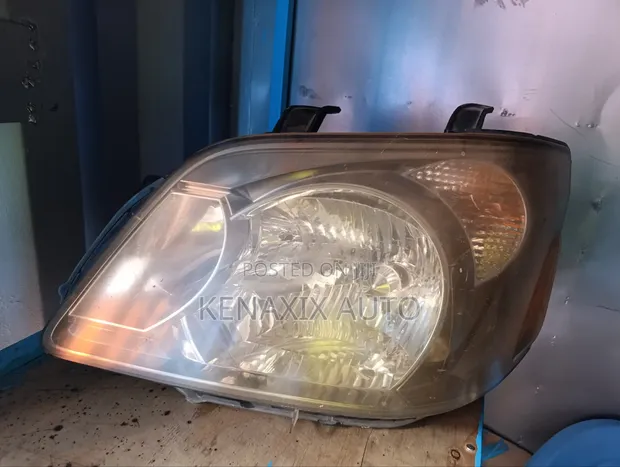 Toyota Noah 2005 Xenon Headlight (Ex-Japan) - 1