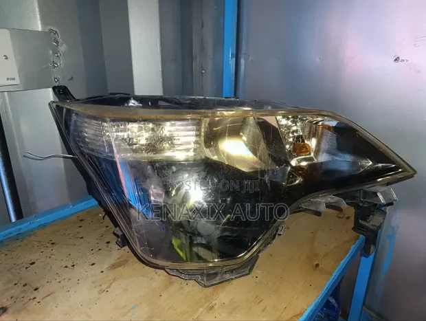 Toyota Spade 2012-2015 Xenon Headlight - 1