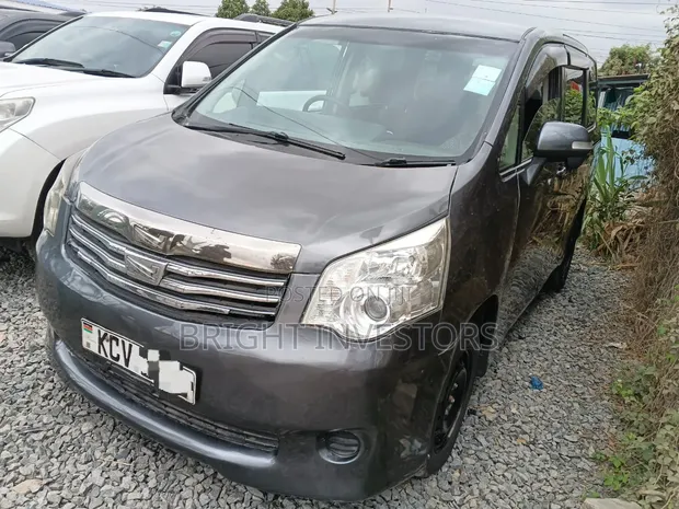 Toyota Noah 2013 - 1