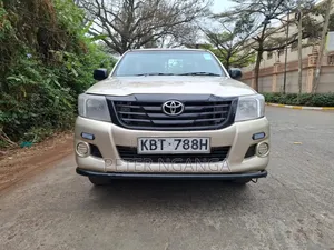 Toyota Hilux 2.5 D-4D SRX Pickup 2012 Gold