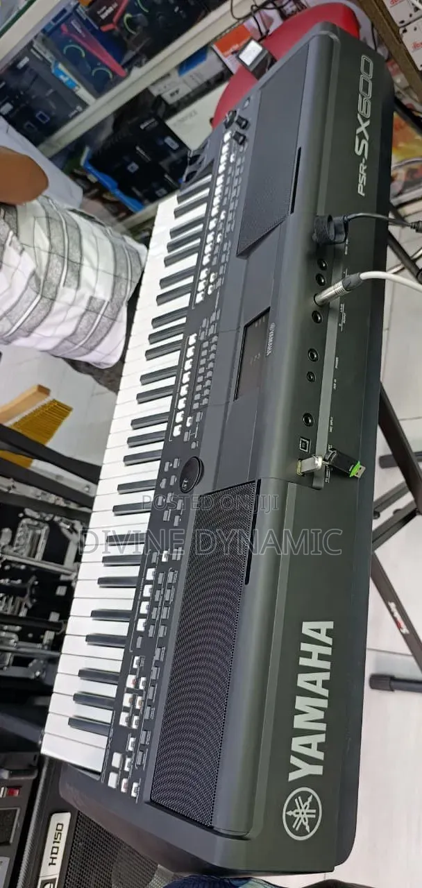 Yamaha PSR SX600 Electronic Keyboard - 1